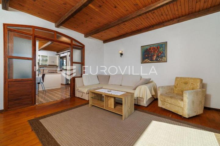 Krk, Punat, samostojeća kuća s dva apartmana po 100 m², studio apartman, bazen, garaža, sauna