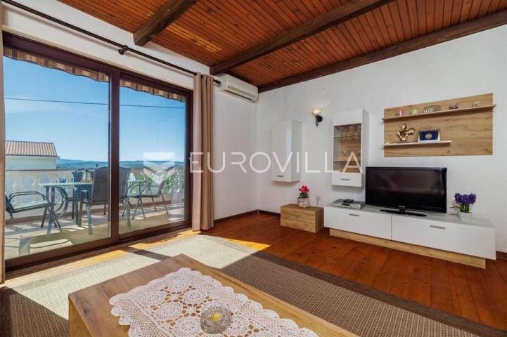 Krk, Punat, samostojeća kuća s dva apartmana po 100 m², studio apartman, bazen, garaža, sauna
