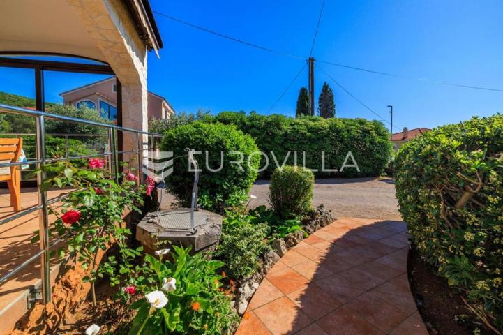 Krk, Punat, samostojeća kuća s dva apartmana po 100 m², studio apartman, bazen, garaža, sauna