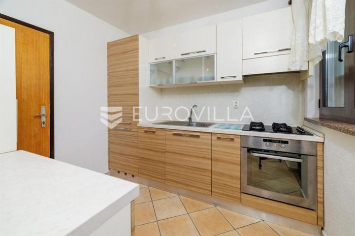 Krk, Punat, samostojeća kuća s dva apartmana po 100 m², studio apartman, bazen, garaža, sauna