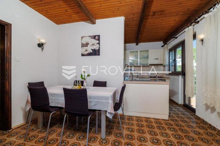 Krk, Punat, samostojeća kuća s dva apartmana po 100 m², studio apartman, bazen, garaža, sauna