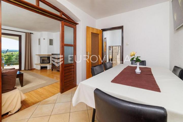 Krk, Punat, samostojeća kuća s dva apartmana po 100 m², studio apartman, bazen, garaža, sauna