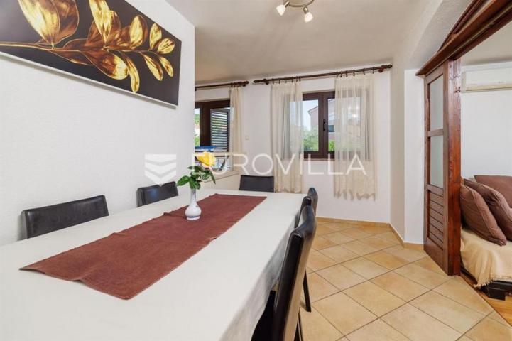 Krk, Punat, samostojeća kuća s dva apartmana po 100 m², studio apartman, bazen, garaža, sauna