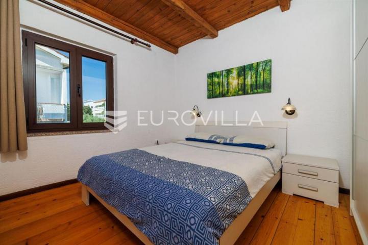 Krk, Punat, samostojeća kuća s dva apartmana po 100 m², studio apartman, bazen, garaža, sauna