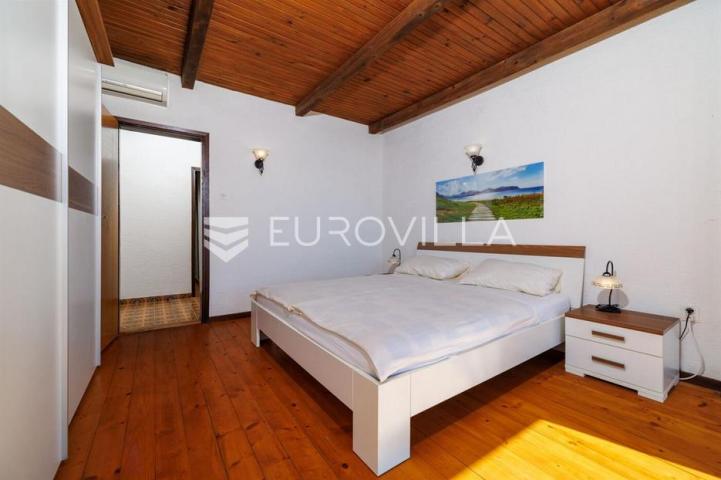 Krk, Punat, samostojeća kuća s dva apartmana po 100 m², studio apartman, bazen, garaža, sauna