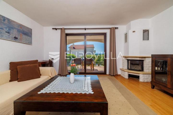 Krk, Punat, samostojeća kuća s dva apartmana po 100 m², studio apartman, bazen, garaža, sauna