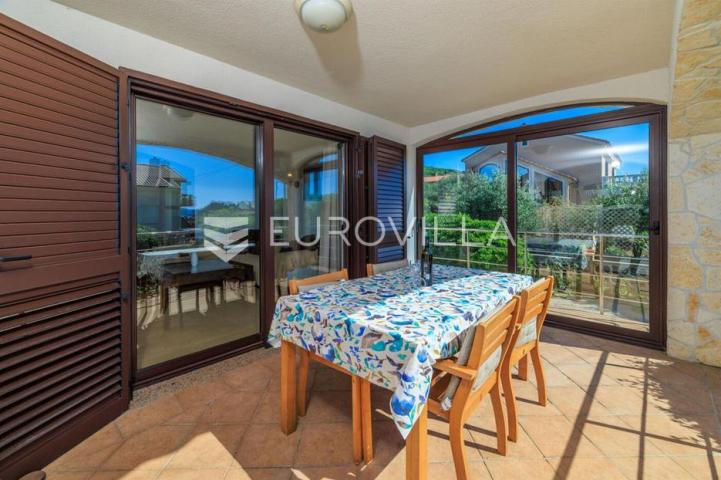 Krk, Punat, samostojeća kuća s dva apartmana po 100 m², studio apartman, bazen, garaža, sauna