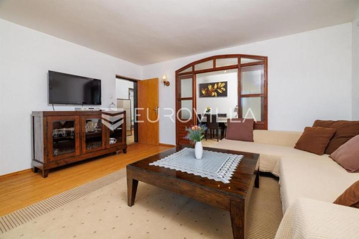 Krk, Punat, samostojeća kuća s dva apartmana po 100 m², studio apartman, bazen, garaža, sauna