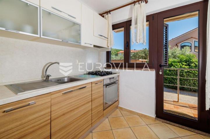 Krk, Punat, samostojeća kuća s dva apartmana po 100 m², studio apartman, bazen, garaža, sauna