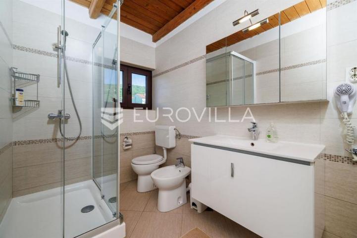 Krk, Punat, samostojeća kuća s dva apartmana po 100 m², studio apartman, bazen, garaža, sauna
