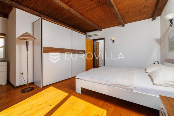Krk, Punat, samostojeća kuća s dva apartmana po 100 m², studio apartman, bazen, garaža, sauna