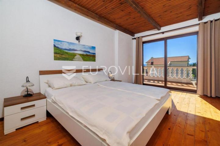Krk, Punat, samostojeća kuća s dva apartmana po 100 m², studio apartman, bazen, garaža, sauna