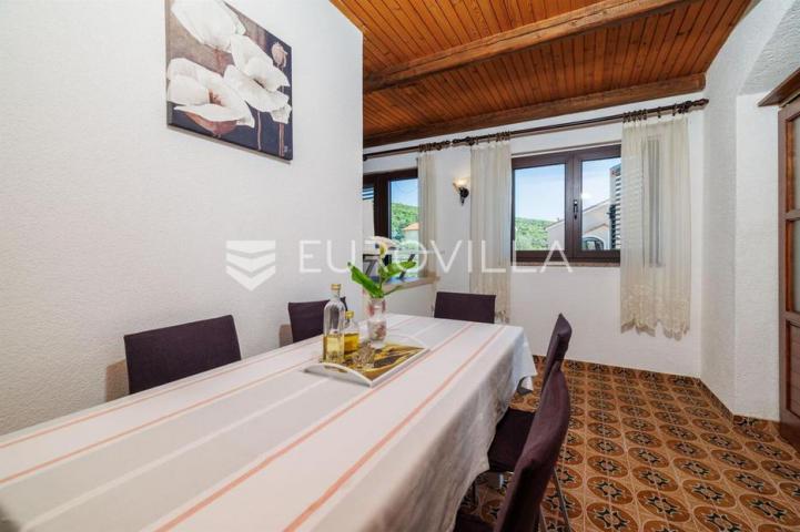 Krk, Punat, samostojeća kuća s dva apartmana po 100 m², studio apartman, bazen, garaža, sauna