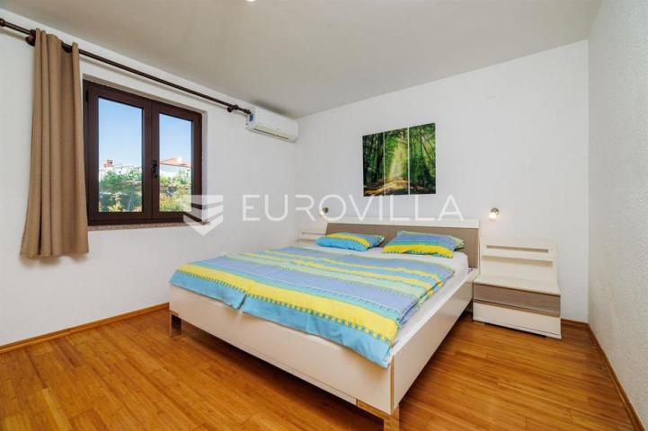 Krk, Punat, samostojeća kuća s dva apartmana po 100 m², studio apartman, bazen, garaža, sauna