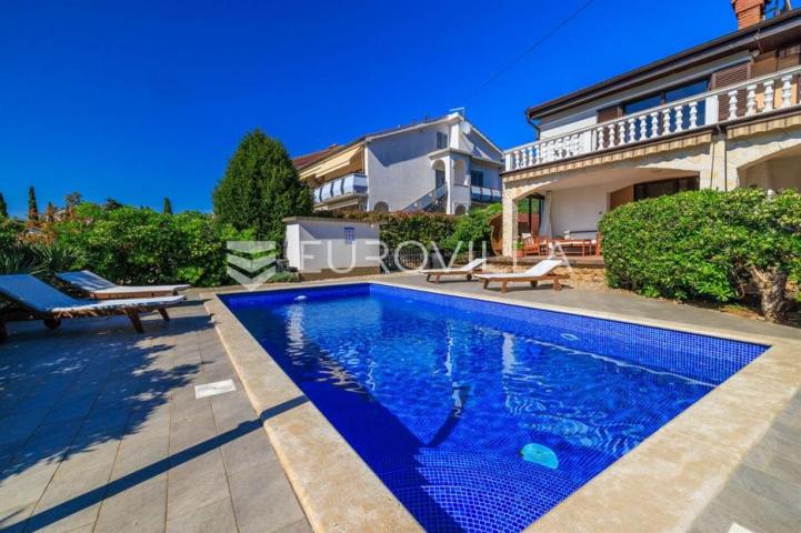 Krk, Punat, samostojeća kuća s dva apartmana po 100 m², studio apartman, bazen, garaža, sauna