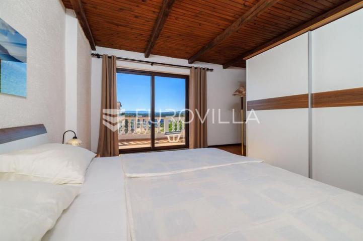 Krk, Punat, samostojeća kuća s dva apartmana po 100 m², studio apartman, bazen, garaža, sauna