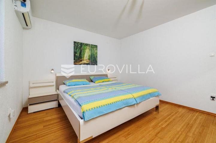 Krk, Punat, samostojeća kuća s dva apartmana po 100 m², studio apartman, bazen, garaža, sauna