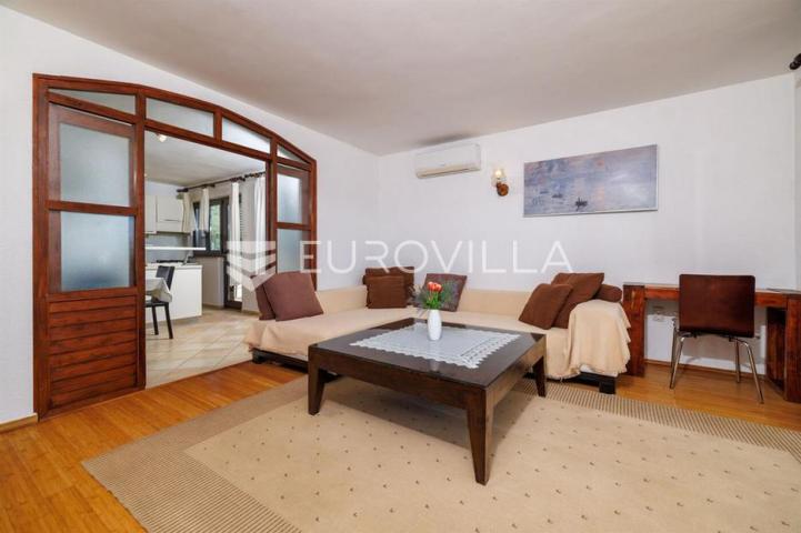 Krk, Punat, samostojeća kuća s dva apartmana po 100 m², studio apartman, bazen, garaža, sauna