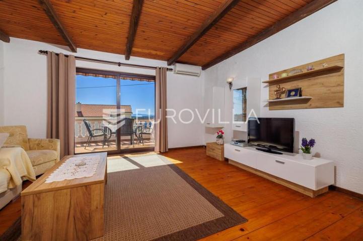 Krk, Punat, samostojeća kuća s dva apartmana po 100 m², studio apartman, bazen, garaža, sauna
