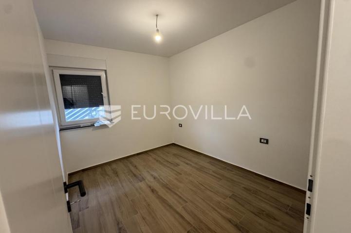 Pag, Šimuni, dvosoban apartman s vrtom 120 m od mora