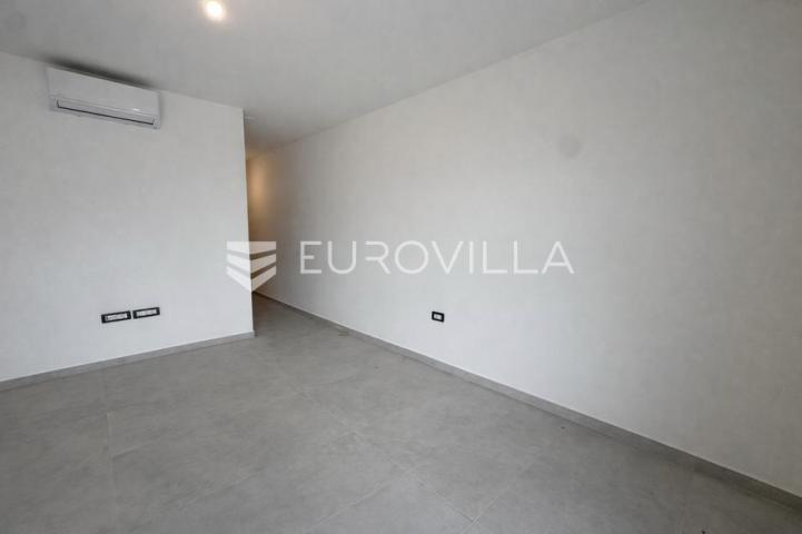 Pag, Šimuni, dvosoban apartman s vrtom 120 m od mora