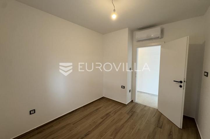 Pag, Šimuni, dvosoban apartman s vrtom 120 m od mora