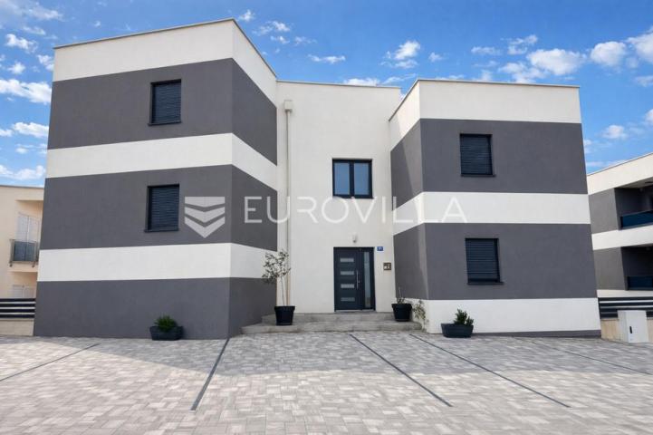 Pag, Šimuni, dvosoban apartman s vrtom 120 m od mora