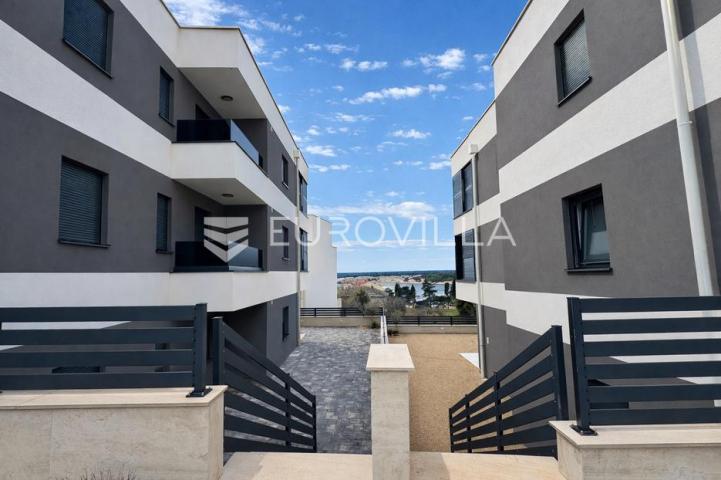 Pag, Šimuni, dvosoban apartman s vrtom 120 m od mora