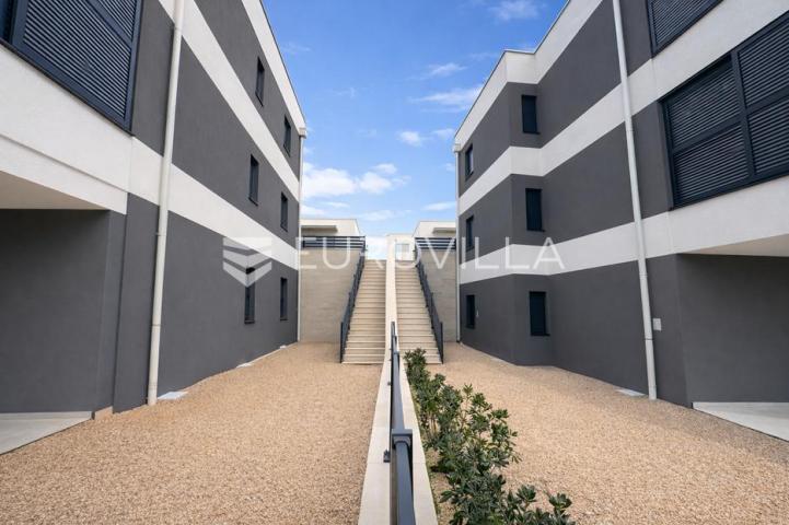 Pag, Šimuni, trosoban stan s vrtom 120 m od mora