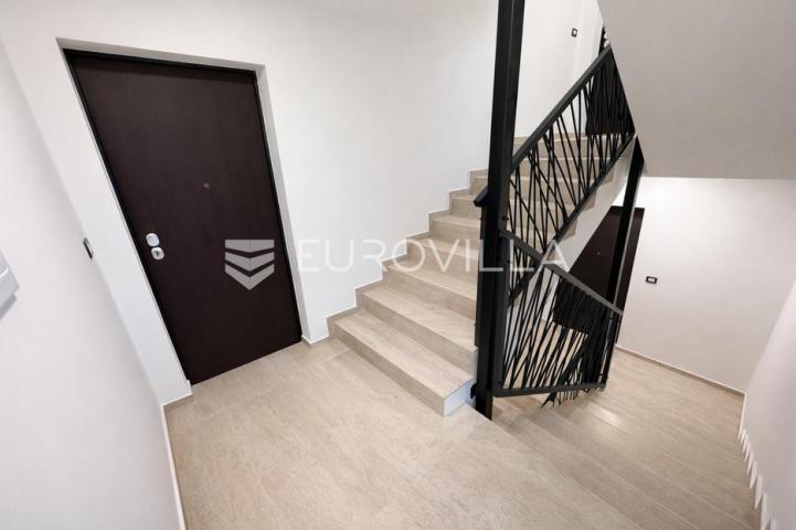 Pag, Šimuni, trosoban stan s vrtom 120 m od mora