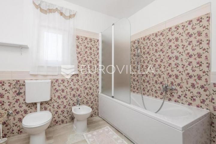 Rijeka, Kantrida, stan 111 m² sa velikom terasom i pogledom na more
