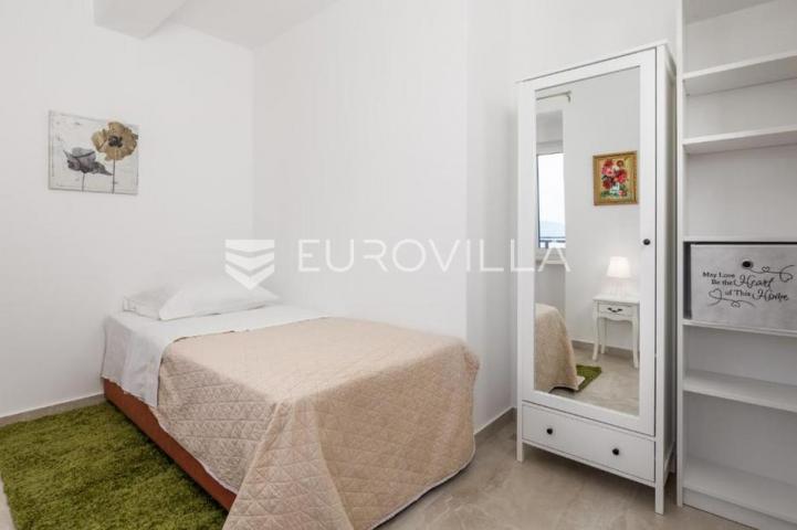 Rijeka, Kantrida, stan 111 m² sa velikom terasom i pogledom na more