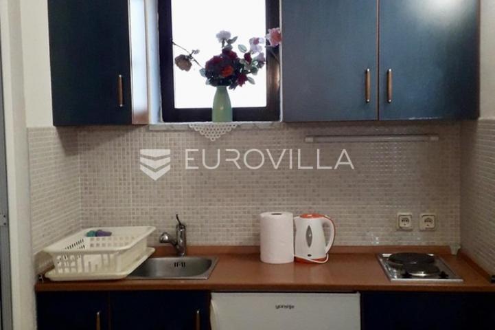 Krk, NAJAM, dvosobni apartman od 85 m² s balkonom i pogledom na more