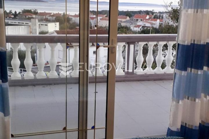 Krk, NAJAM, dvosobni apartman od 85 m² s balkonom i pogledom na more