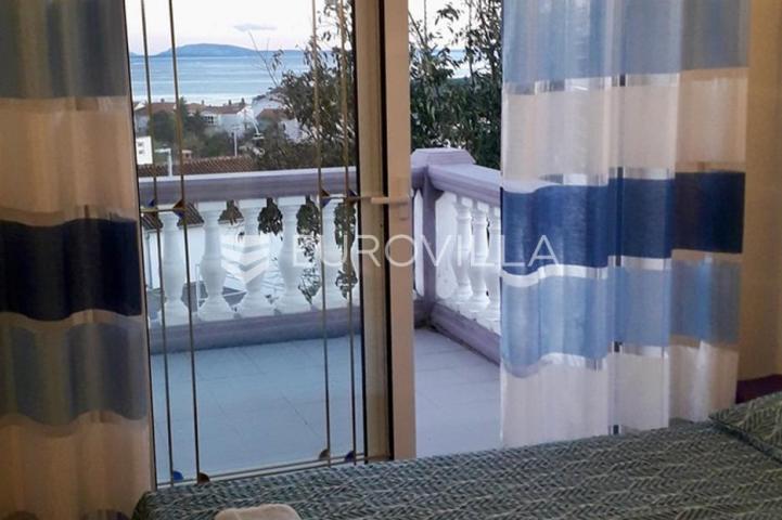 Krk, NAJAM, dvosobni apartman od 85 m² s balkonom i pogledom na more