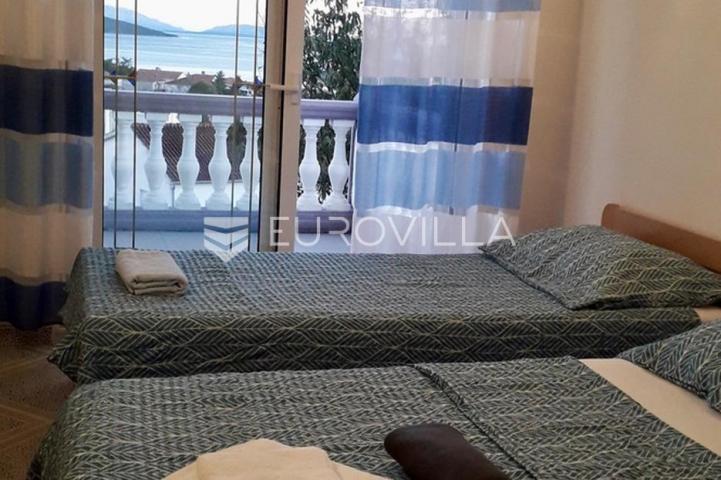 Krk, NAJAM, dvosobni apartman od 85 m² s balkonom i pogledom na more