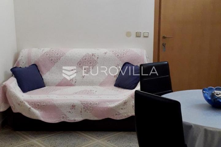 Krk, NAJAM, dvosobni apartman od 85 m² s balkonom i pogledom na more