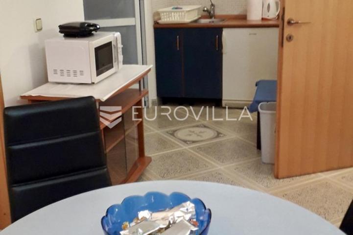 Krk, NAJAM, dvosobni apartman od 85 m² s balkonom i pogledom na more