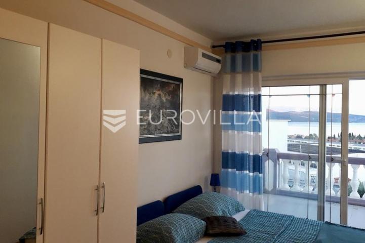Krk, NAJAM, dvosobni apartman od 85 m² s balkonom i pogledom na more