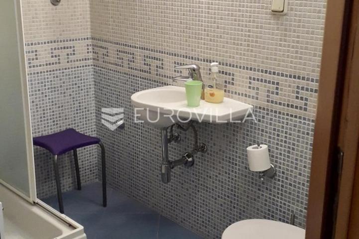 Krk, NAJAM, dvosobni apartman od 85 m² s balkonom i pogledom na more