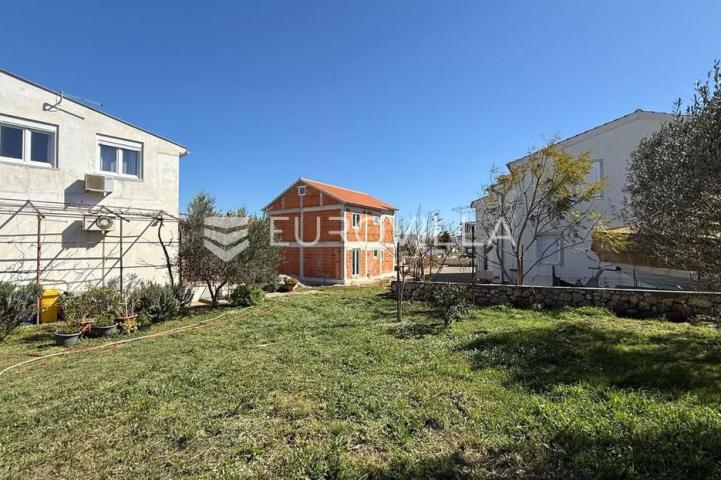 Murter, građevinsko zemljište 618 m², drugi red do mora, s projektom za kuću