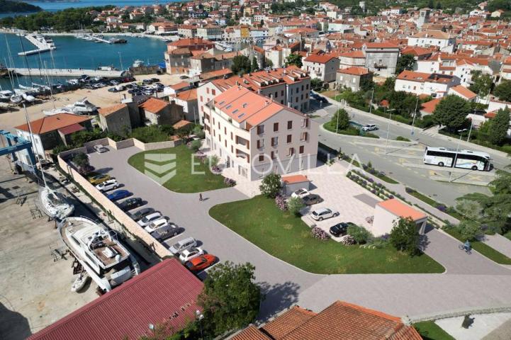 Grad Cres, Centar, trosoban stan s krovnom terasom, NOVOGRADNJA