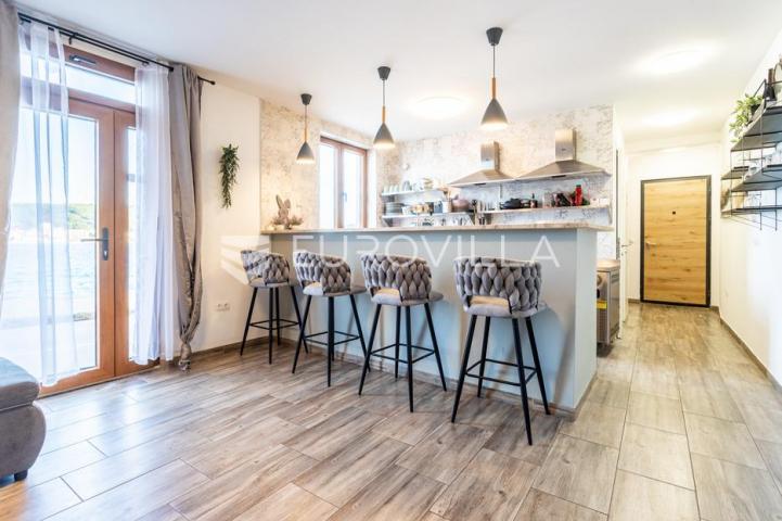 Tisno, NOVOGRADNJA, apartman u prizemlju, prvi red do mora, 48,51 m²
