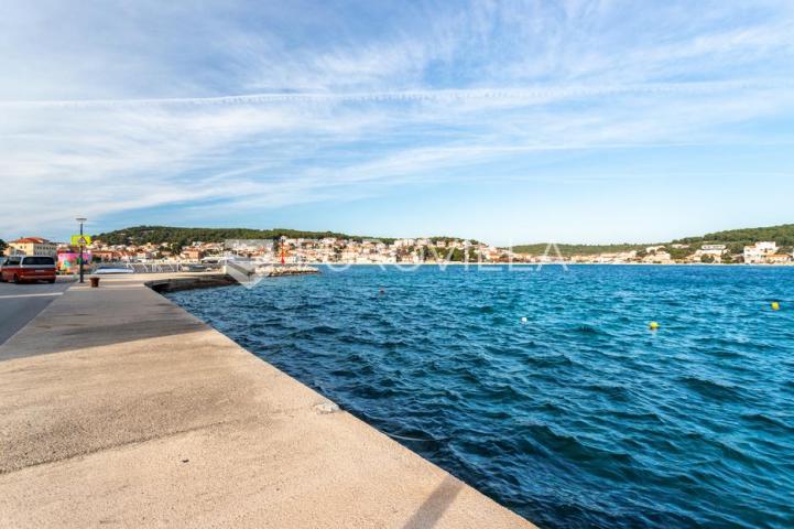 Tisno, NOVOGRADNJA, apartman u prizemlju, prvi red do mora, 48,51 m²