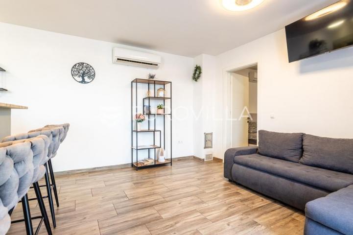 Tisno, NOVOGRADNJA, apartman u prizemlju, prvi red do mora, 48,51 m²