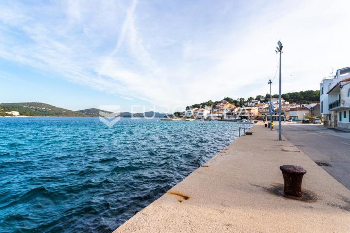 Tisno, NOVOGRADNJA, apartman u prizemlju, prvi red do mora, 48,51 m²