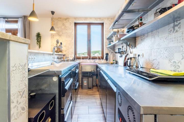 Tisno, NOVOGRADNJA, apartman u prizemlju, prvi red do mora, 48,51 m²