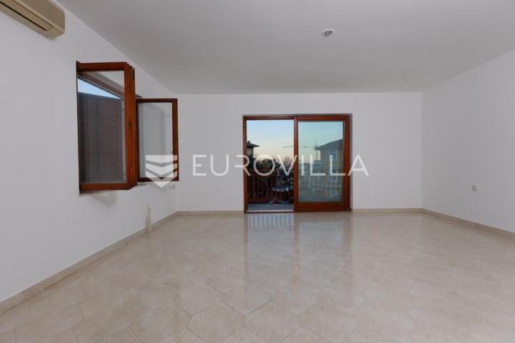 Lovran, centar, četverosoban stan od 109 m², pogled na more, 20 m od plaže