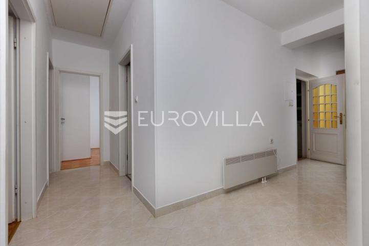 Lovran, centar, četverosoban stan od 109 m², pogled na more, 20 m od plaže