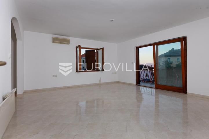 Lovran, centar, četverosoban stan od 109 m², pogled na more, 20 m od plaže